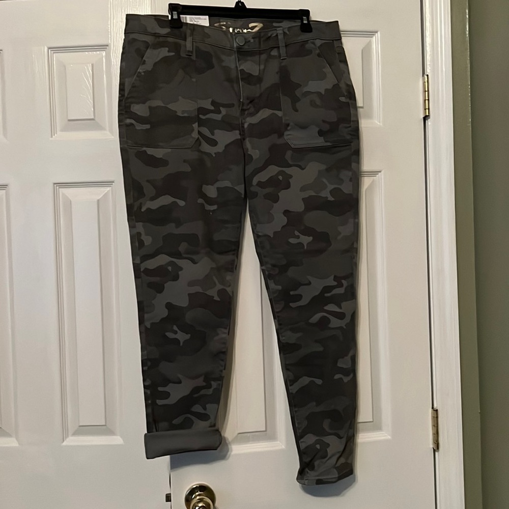 Camo colored. Size 14. Nice stretch. NWT, never worn